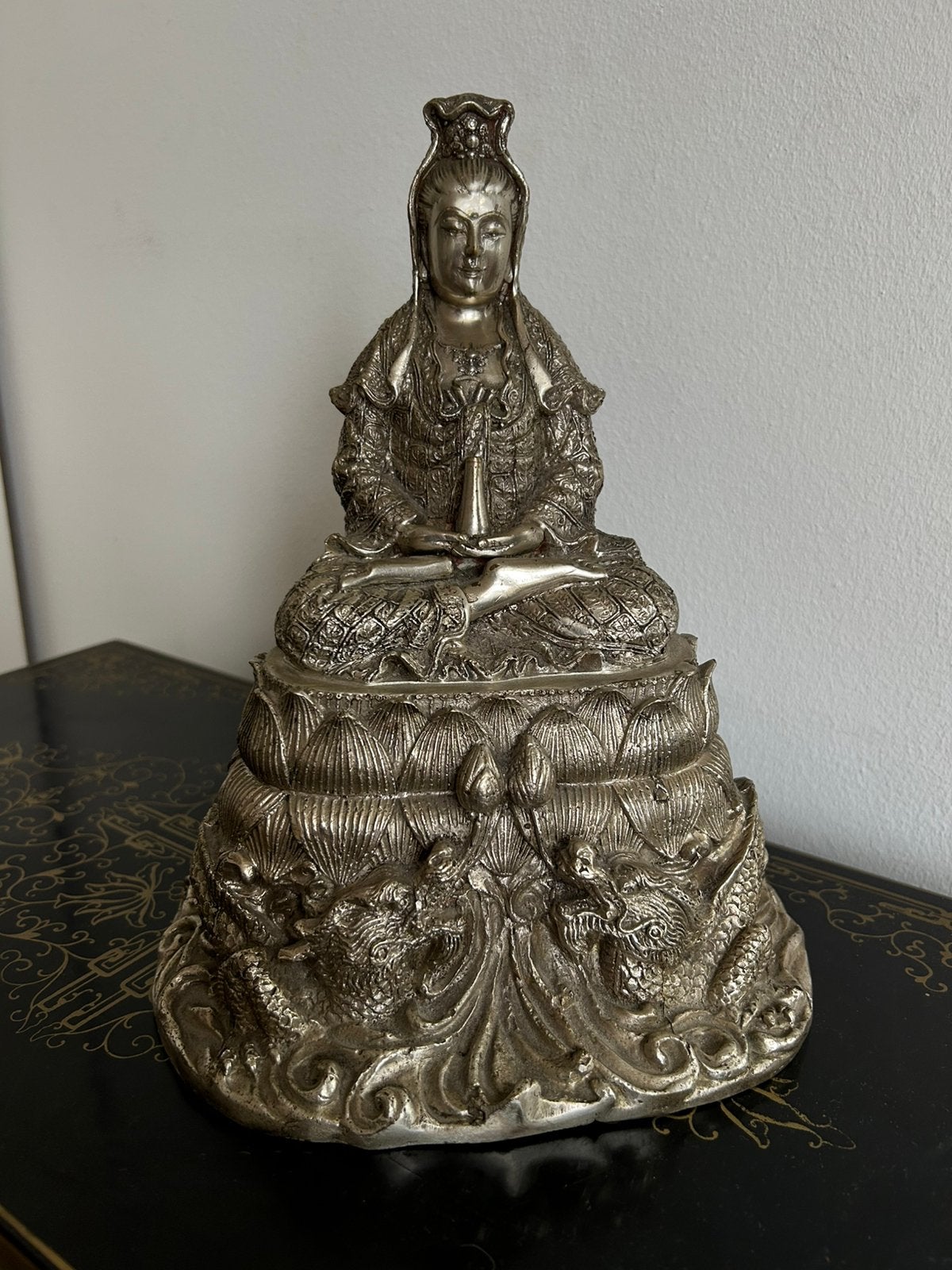 Grote verzilverde bronzen Quận Yin op lotustroon met draken, Huis en Inrichting, Ophalen of Verzenden, Zo goed als nieuw