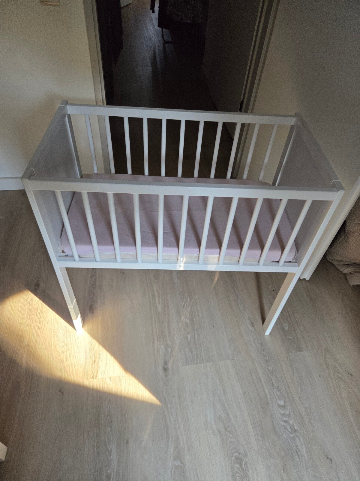 Wit ledikantje voor baby's wieg gratis af te halen, Ophalen of Verzenden, Gebruikt, Ledikant