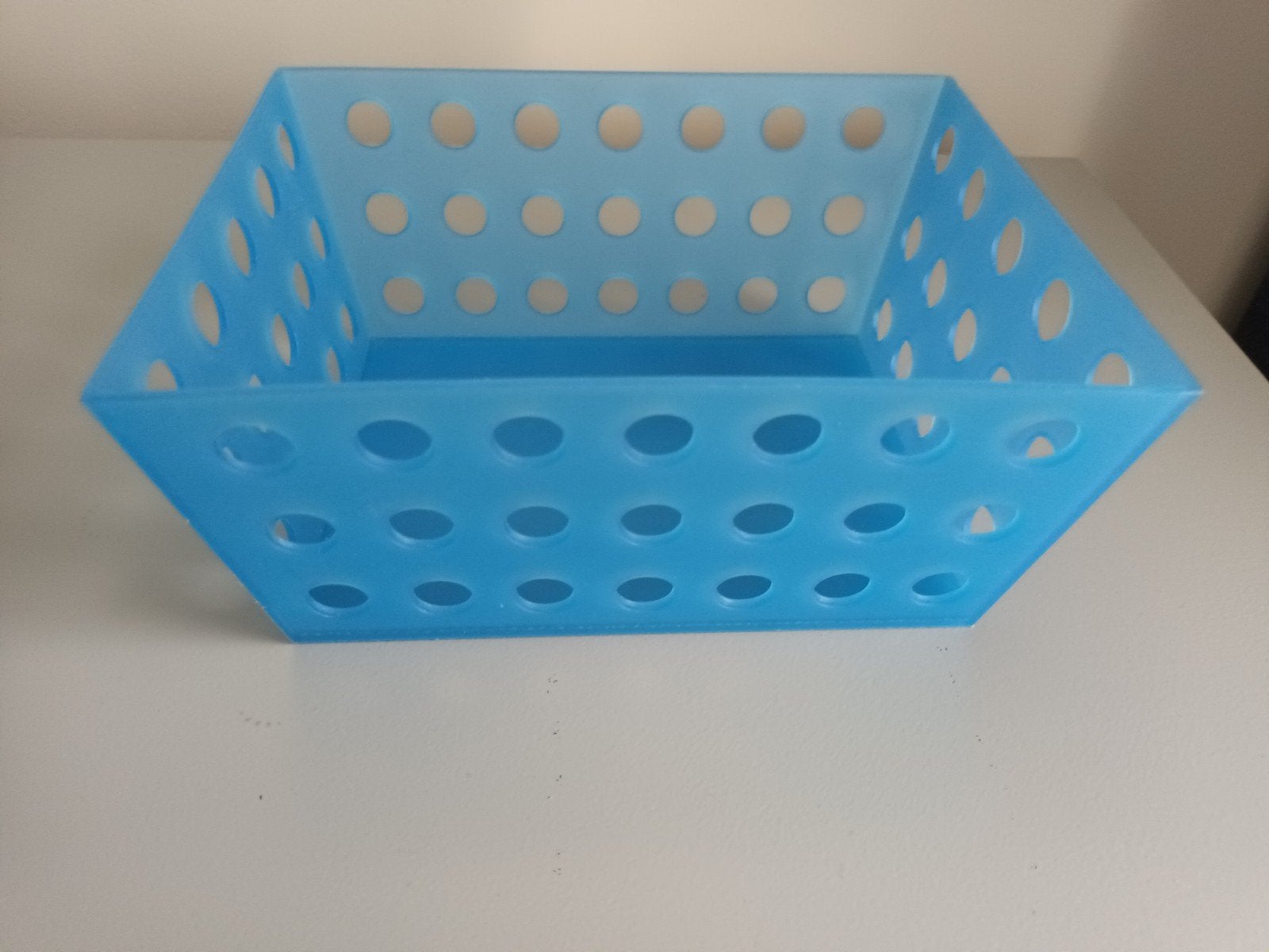 Blauw kunststof plastic mandje met gaatjes bakje mand blauw, Kunststof, Ophalen of Verzenden, Overige typen, Gebruikt