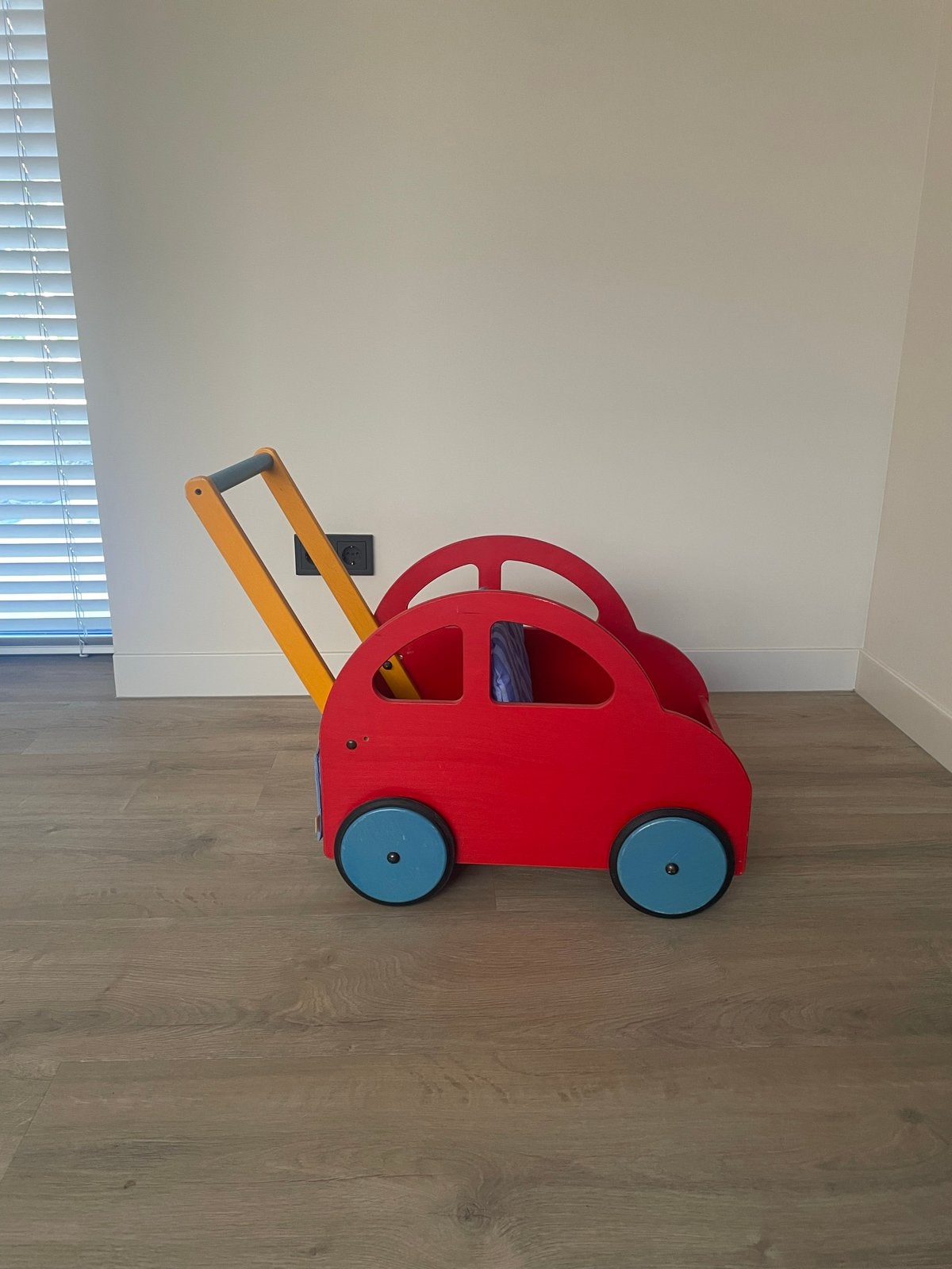 Haba loopwagen/rijdier in de vorm van een rode auto, Ophalen of Verzenden, Gebruikt, Rij- of Hobbelspeelgoed
