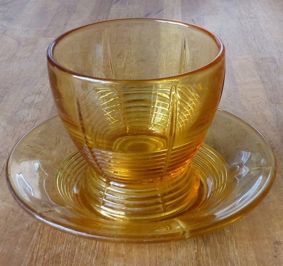 Amberkleurig persglas kopje glas en schotel Rudolf Schrotter, Glas of Glazen, Gebruikt, Vintage, Ophalen of Verzenden