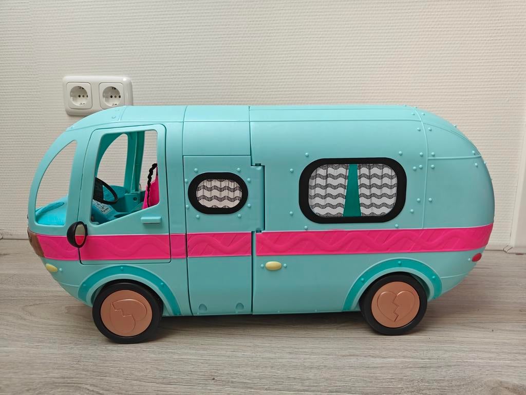 LOL Camper + speelhuis + 3 grote poppen/20 kleine poppen, Ophalen