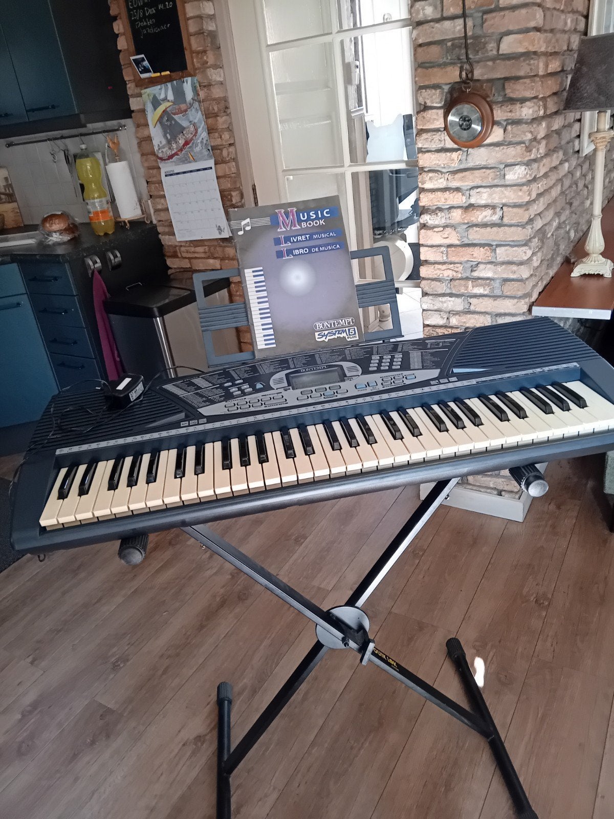 Bontempi Keyboard met standaard en muziekboek - Nieuwstaat, Ophalen of Verzenden