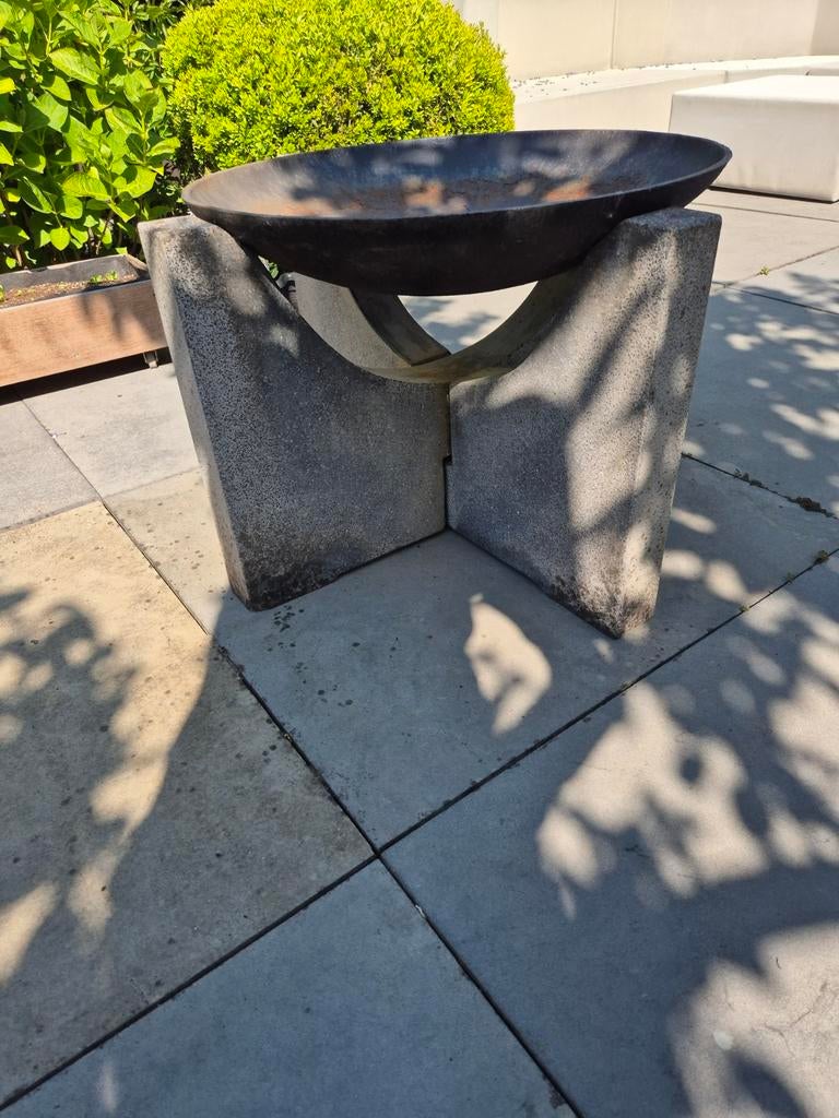Prachtige vuurkorf 70 cm op betonnen sokkel., Ophalen