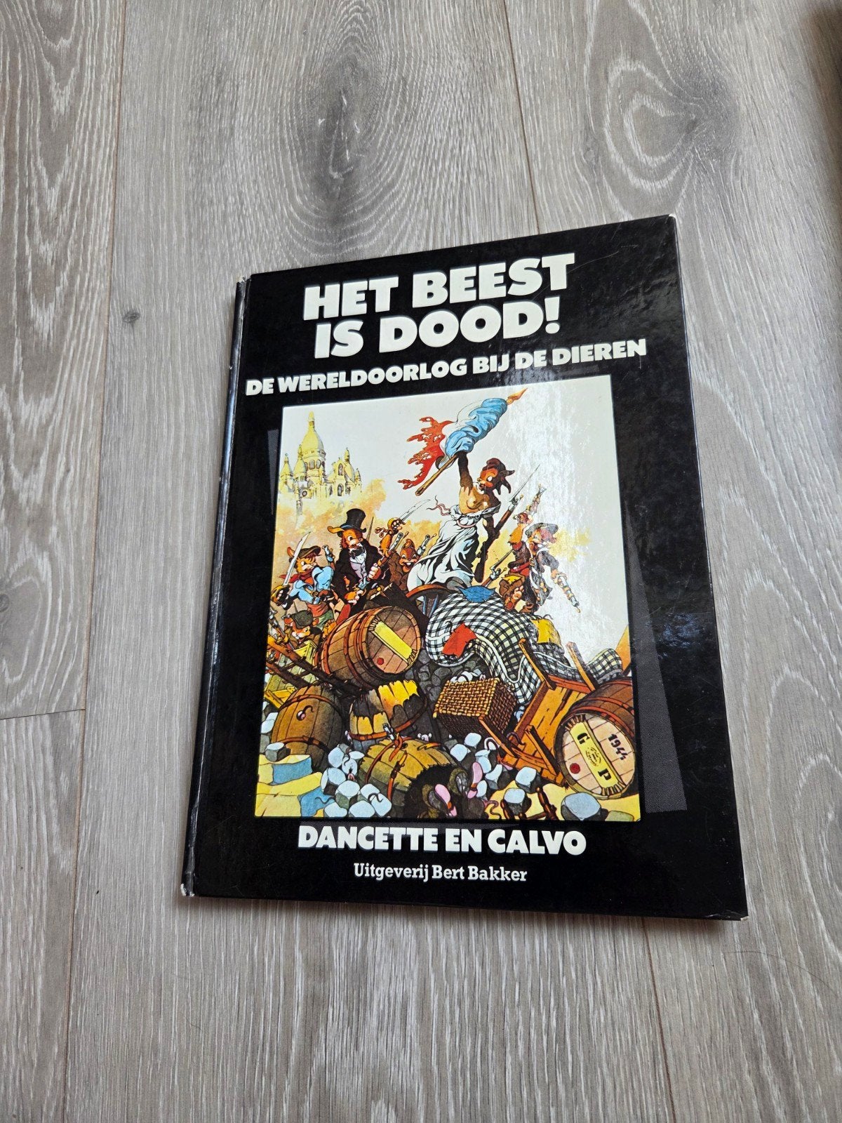 Het beest is dood - Dancette + Calvo, Eén stripboek, Ophalen of Verzenden, Gelezen