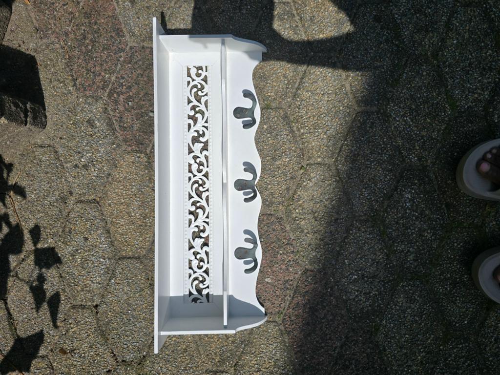 Witte wandplank met ophang haakjes en mooie uitsnijdingen, Huis en Inrichting, Woonaccessoires | Wandplanken en Boekenplanken