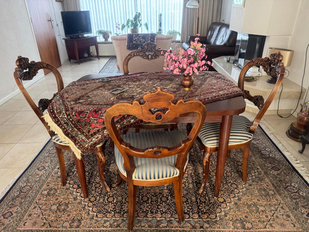 Klassieke eettafel met 4 stoelen en perzisch tapijt, Ophalen