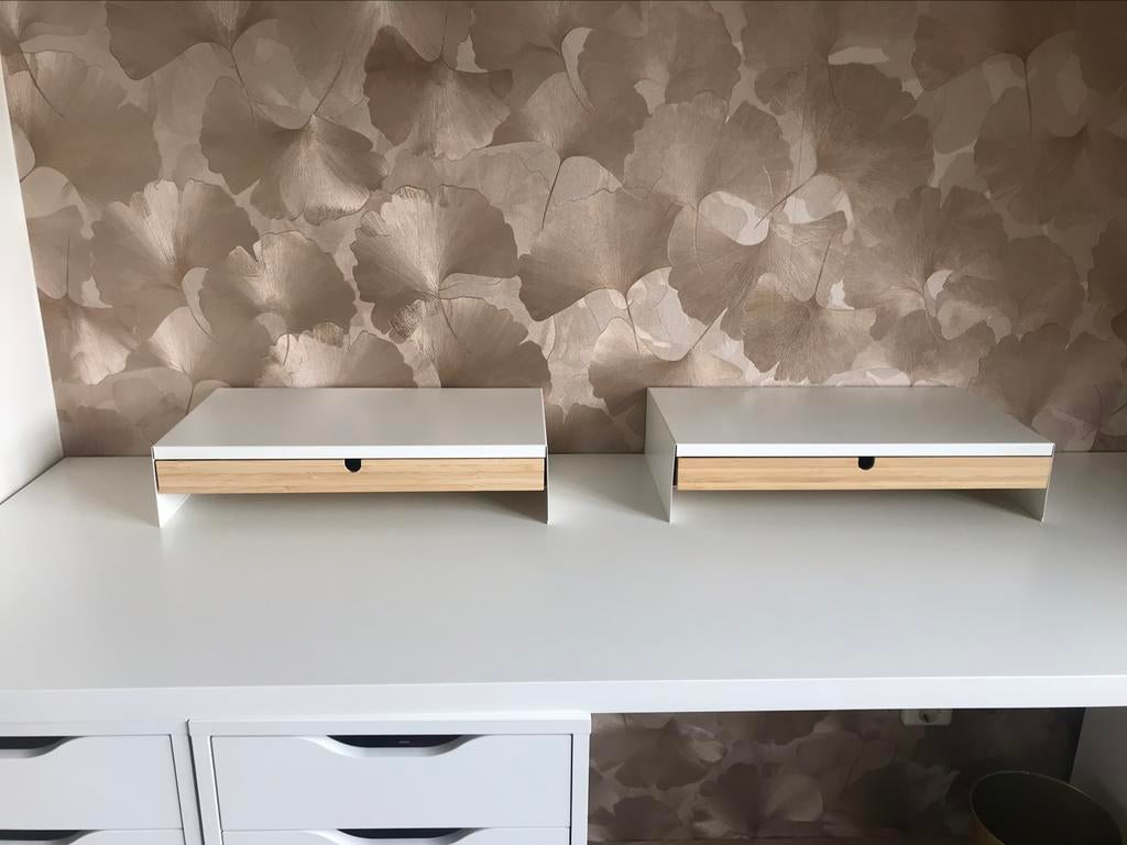 2x IKEA ELLOVEN monitorstandaard met lade - wit/bamboe, Ophalen, 70 tot 120 cm