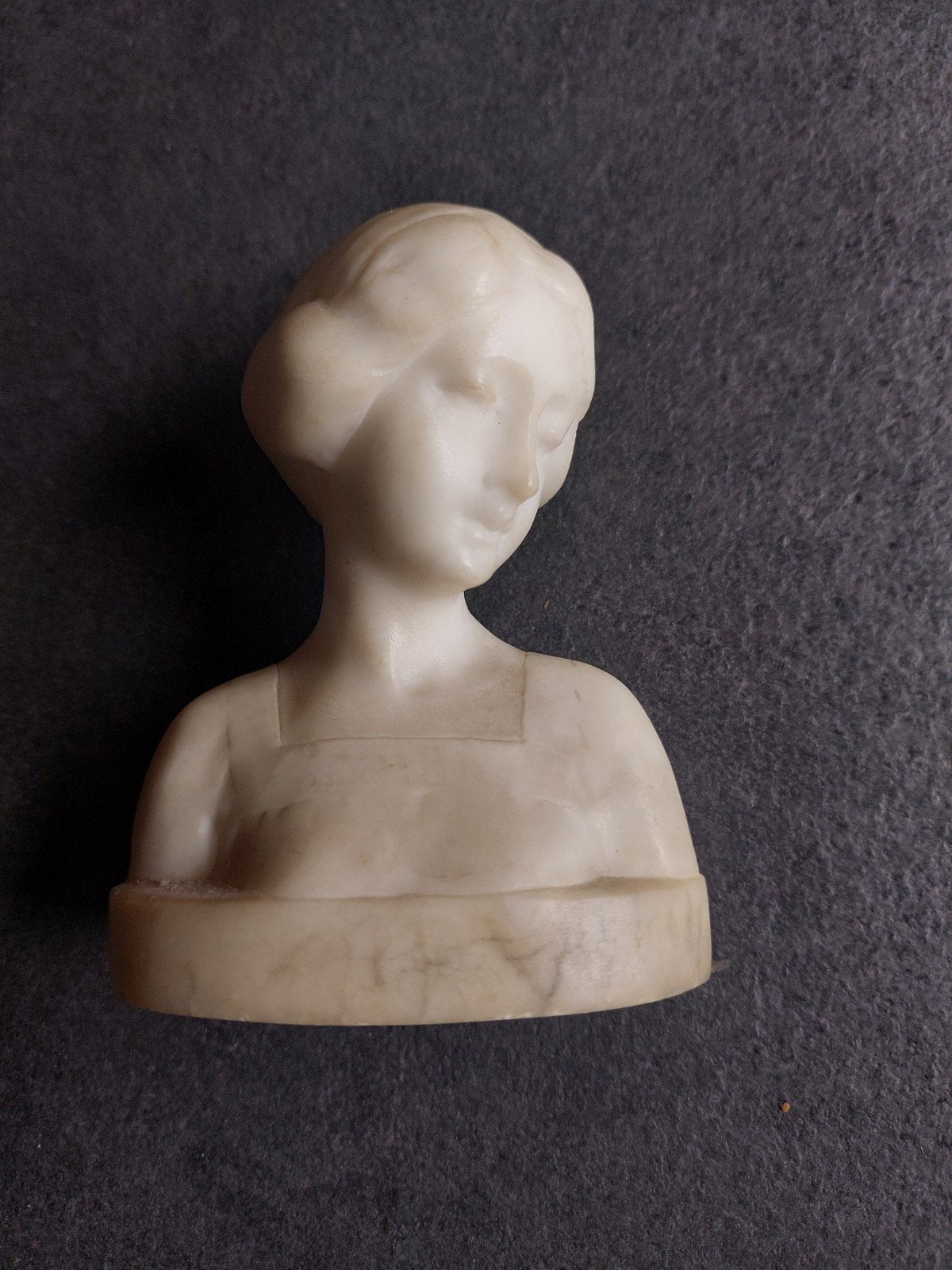 Antieke marmeren buste van een vrouw, Minder dan 20 cm, Buste, Ophalen of Verzenden, Gemerkt