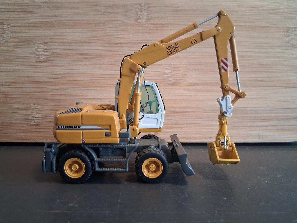 Liebherr A 314 Litronic 1:50 NZG, Ophalen of Verzenden, Zo goed als nieuw, Overige typen, NZG