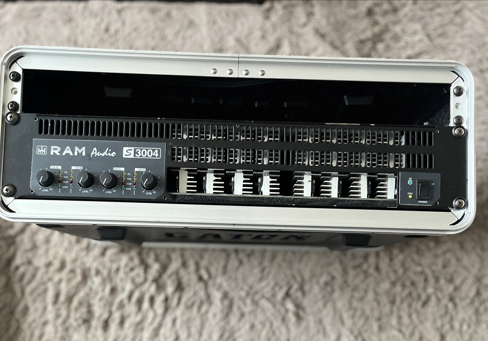 RAM Audio S3004 Versterker in Gator Rackcase, Ophalen of Verzenden, Gebruikt