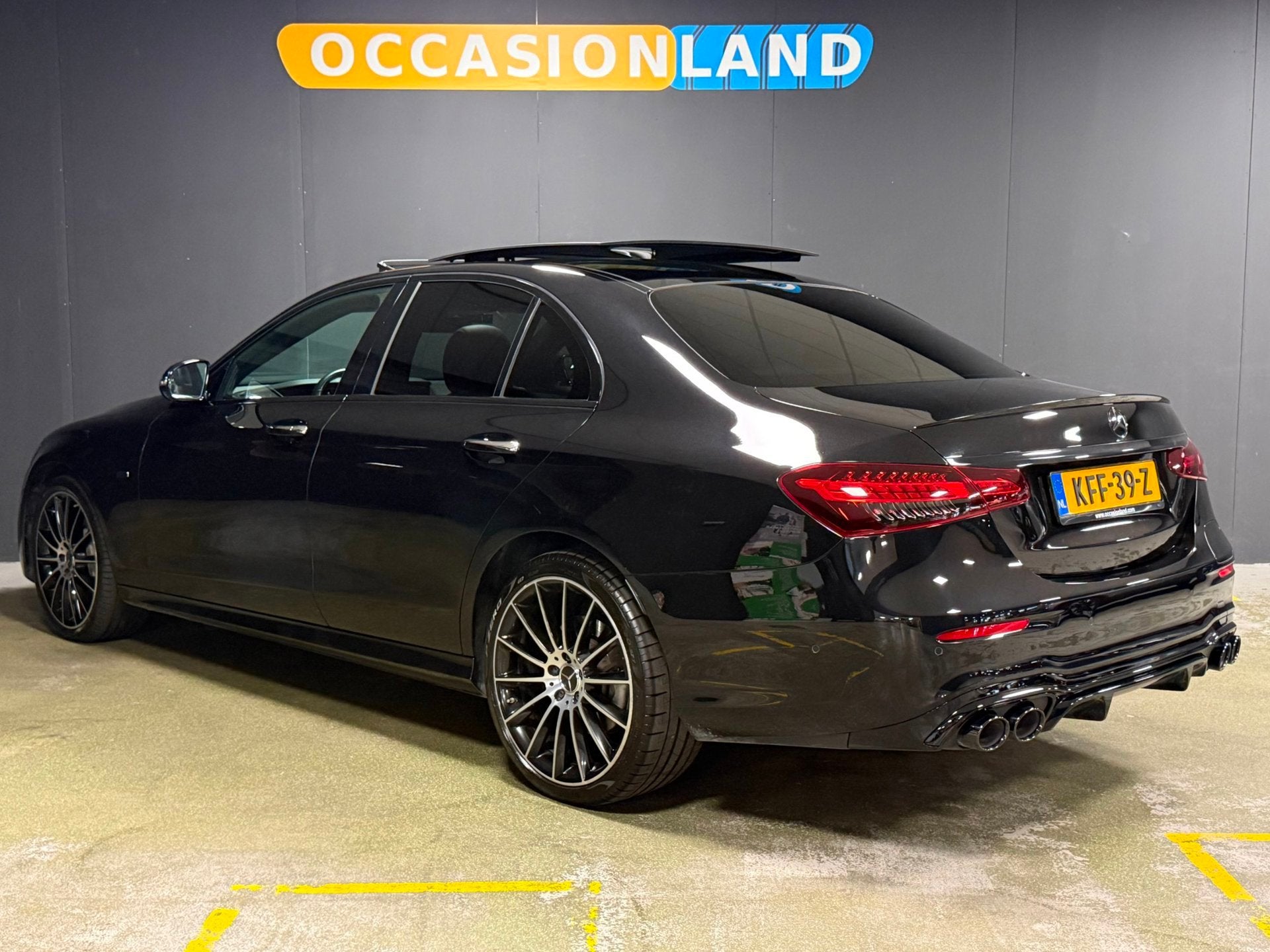 Mercedes-Benz E-klasse 300 e AMG Line|PANO|TREKHAAK|KEYLESS|, Auto's, Achterwielaandrijving, Gebruikt, 4 cilinders, Zwart