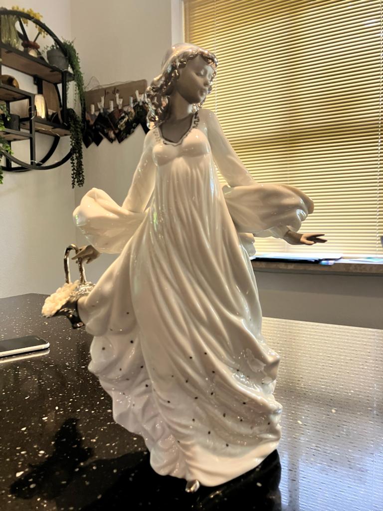 Lladro Porseleinen Beeldje Dame met Mandje - Handgemaakt, Verzenden, Zo goed als nieuw