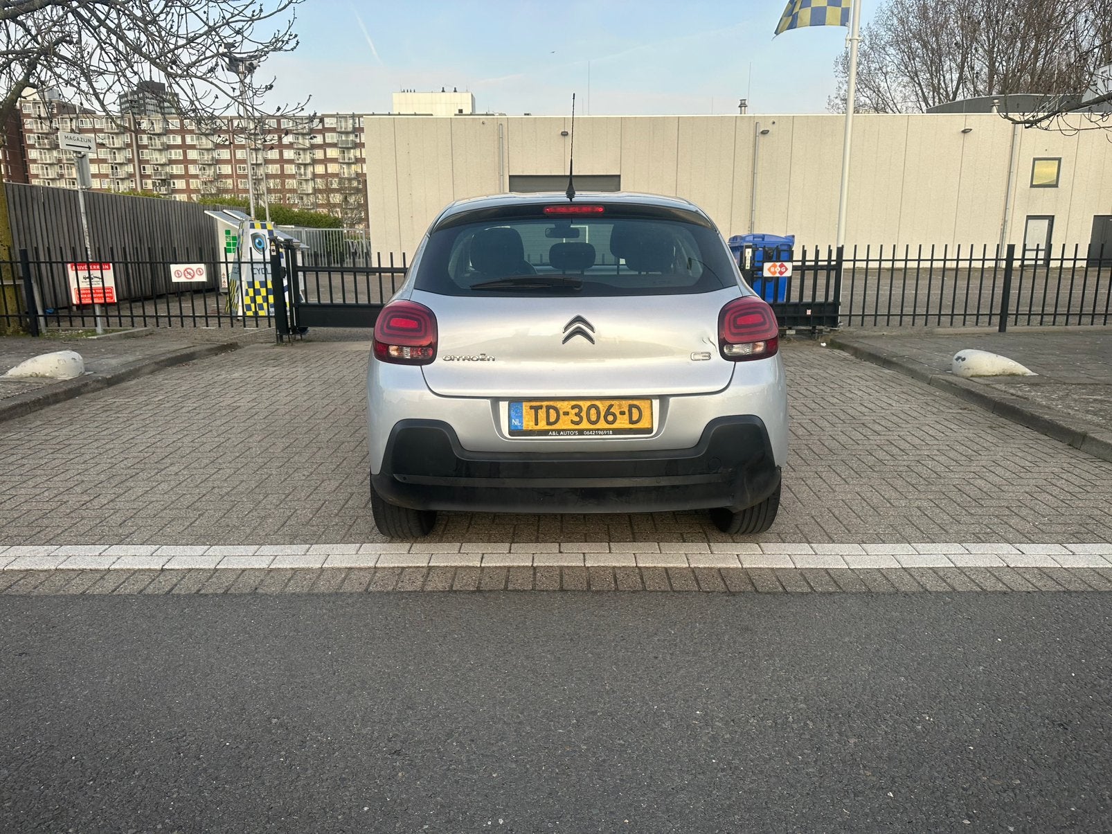 Blikschade Citroën C3 1.2 Puretech 68pk 2017 Grijs, Ophalen, 1199 cc, Handgeschakeld, Zilver of Grijs