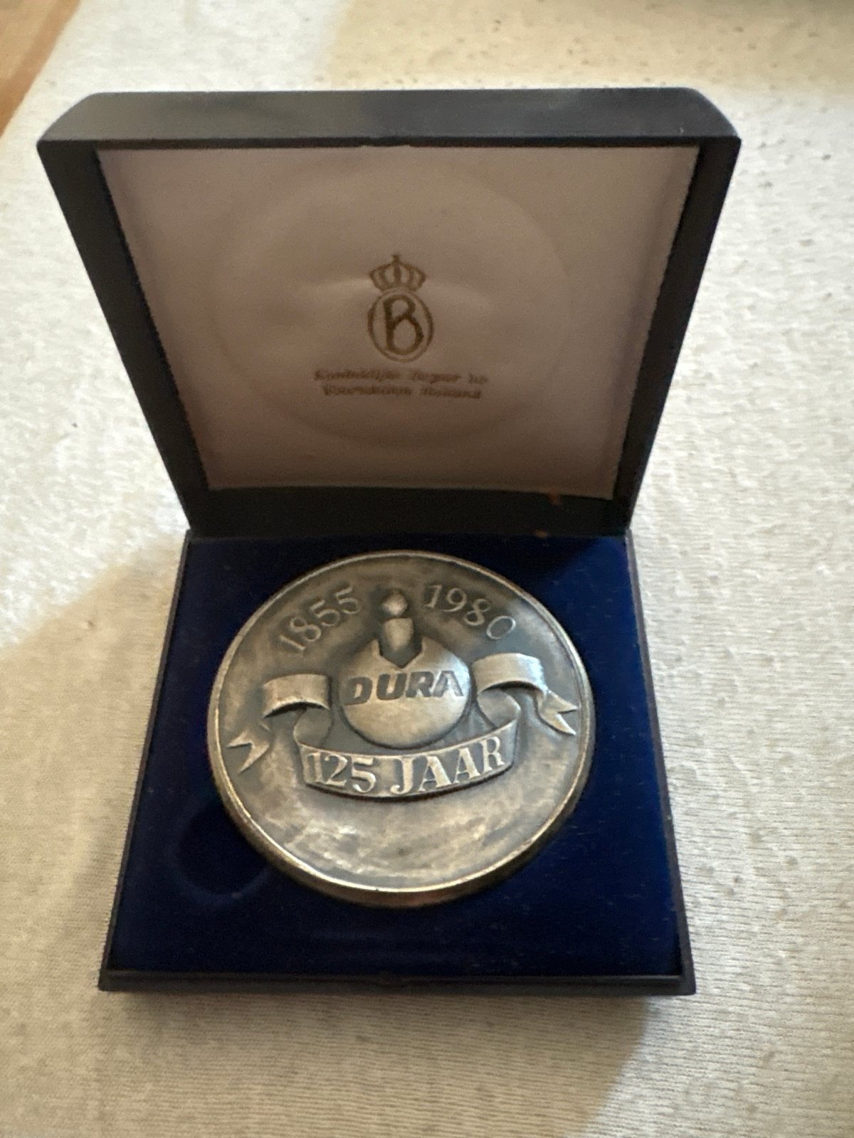 Dura Vermeer 125 Jaar Jubileummunt 1855-1980 in doosje, Postzegels en Munten, Penningen en Medailles, Ophalen of Verzenden, Overige materialen