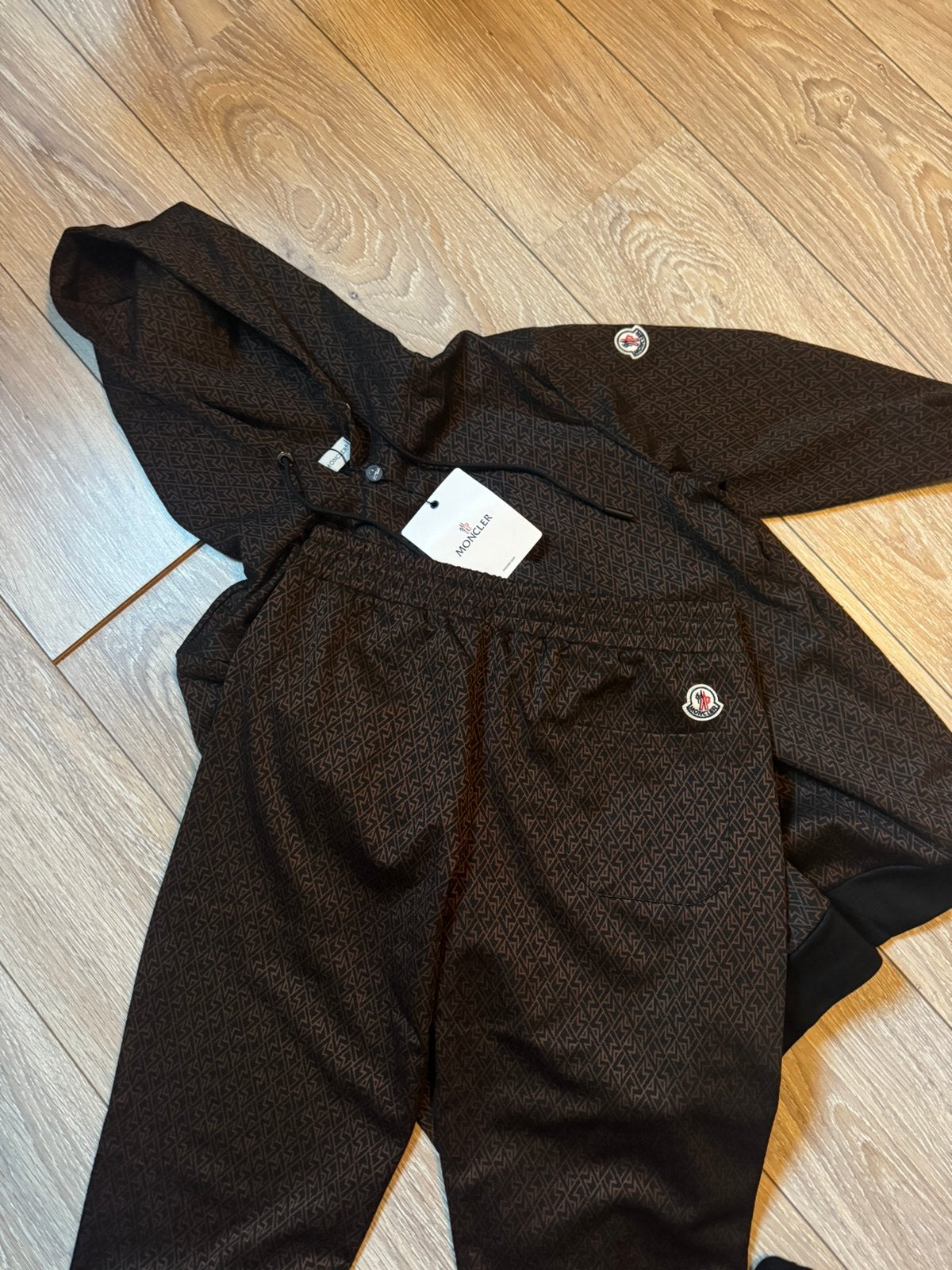Moncler trainingspak, Ophalen, Nieuw