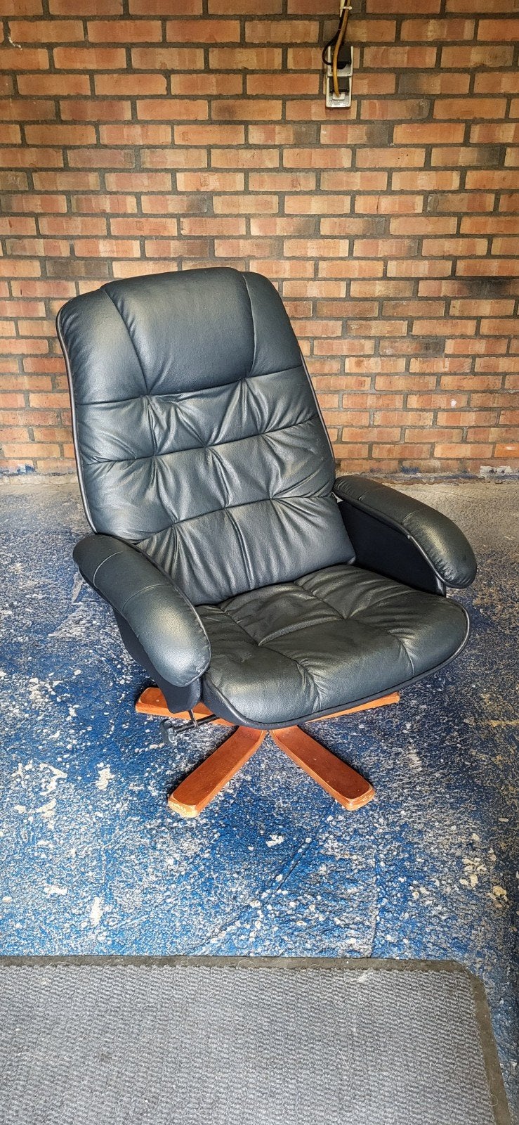 Comfortabele Zwarte Leren Relaxfauteuil met Houten Voet, Hout, Gebruikt, Klassiek, Comfortabel, Blauw