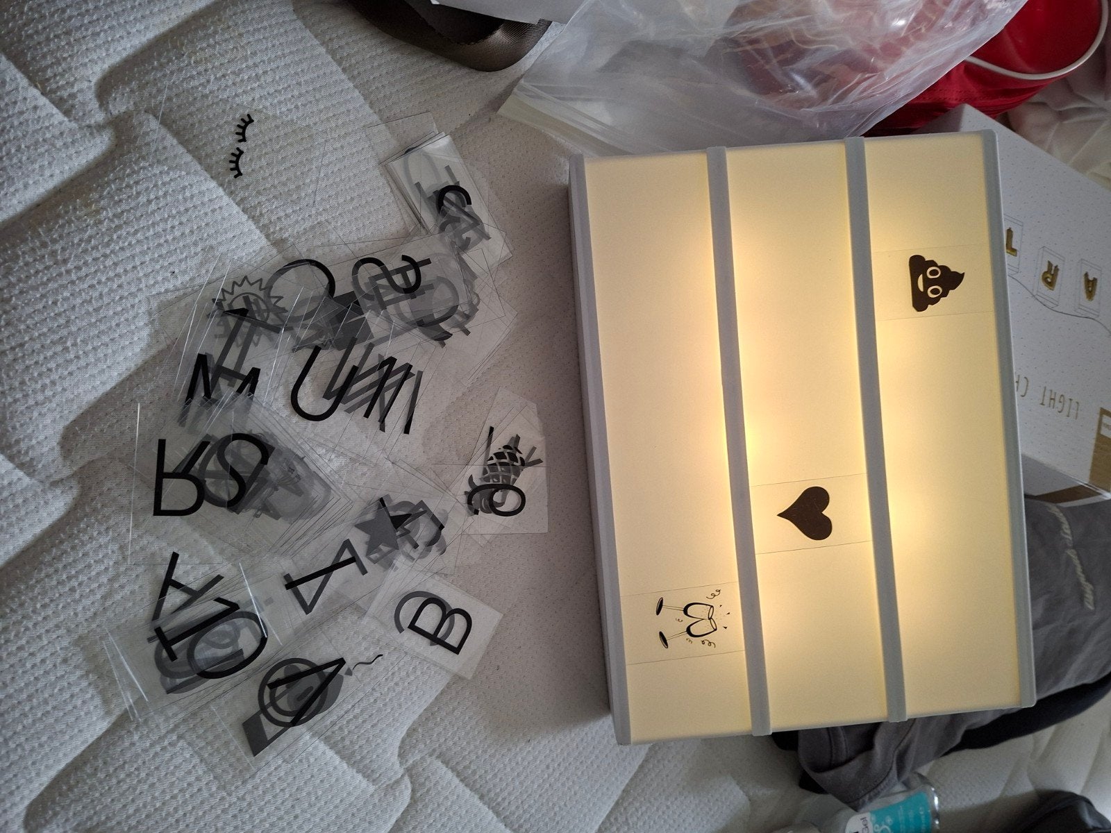 lightbox> balk met letters symbolen en licht, Ophalen