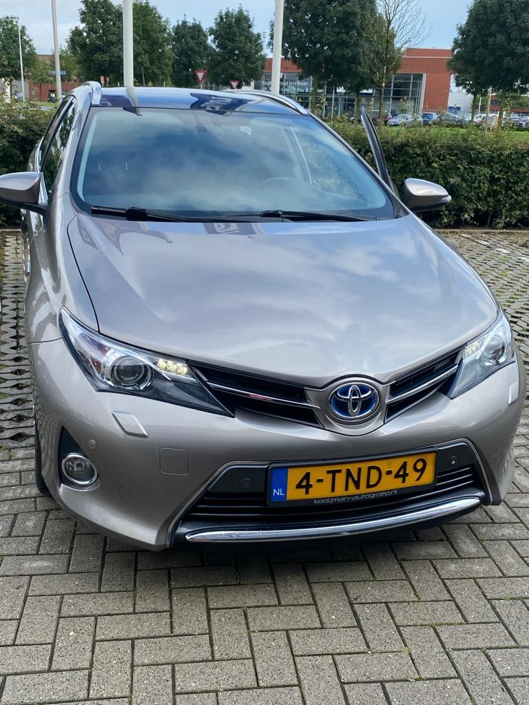 Toyota Auris 1.8 Hybrid Touring Sports CVT 2014 Bruin, Auto's, Toyota, Bruin, Origineel Nederlands, Auris, 1320 kg