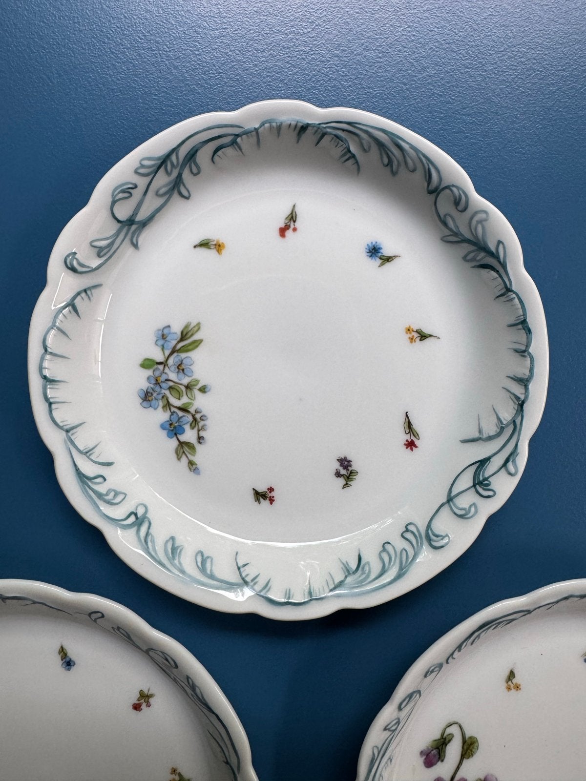 Set van 3 Louis XIV porseleinen schoteltjes met bloemen, Ophalen of Verzenden