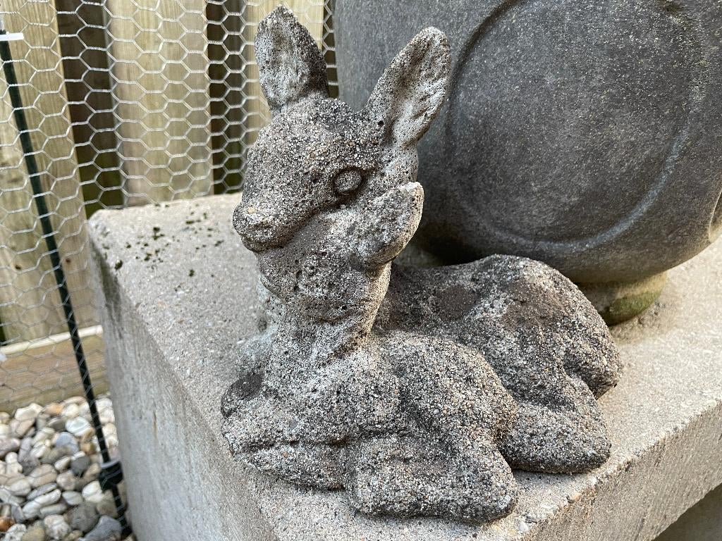 Mooi verweerd betonnen tuinbeeldje hertje met jong, Verzenden, Gebruikt, Beton, Dierenbeeld