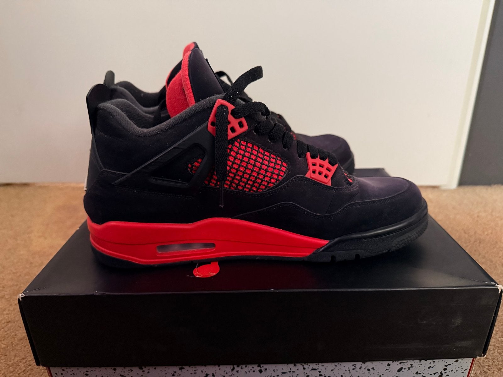 Jordan 4 Red Thunder - Maat 45 - Goede staat, Kleding | Heren, Schoenen, Ophalen of Verzenden, Gedragen, Zwart, Sneakers of Gympen