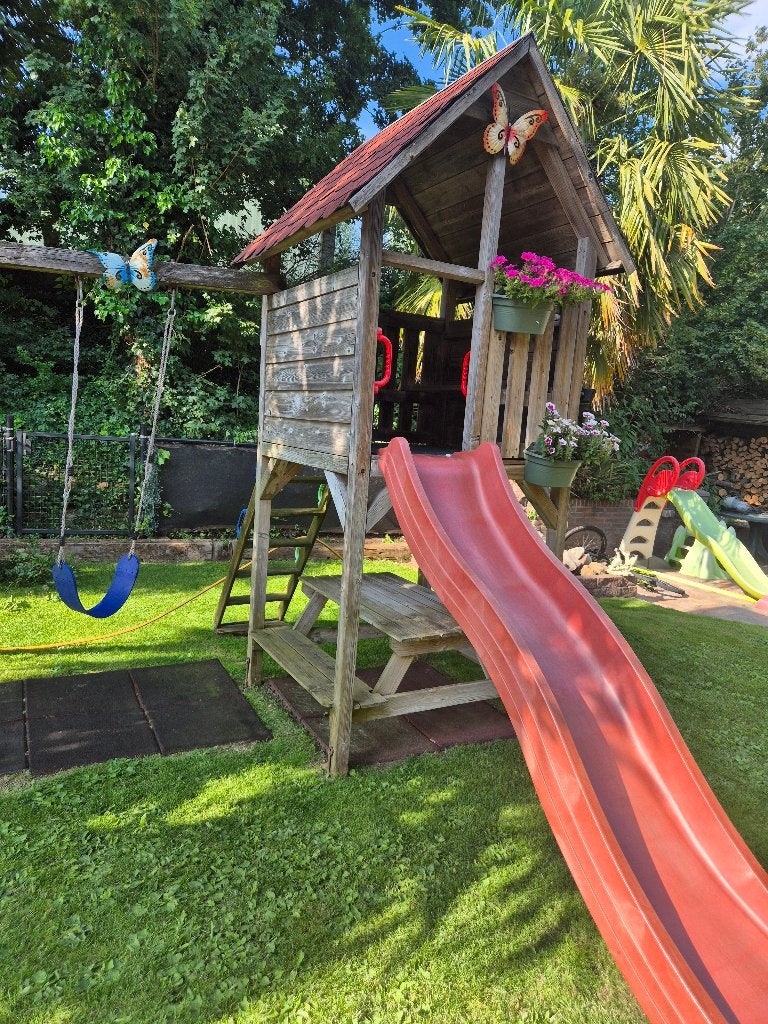 Speelhuisje met schommels en picknick tafel, Ophalen, Gebruikt, Hout
