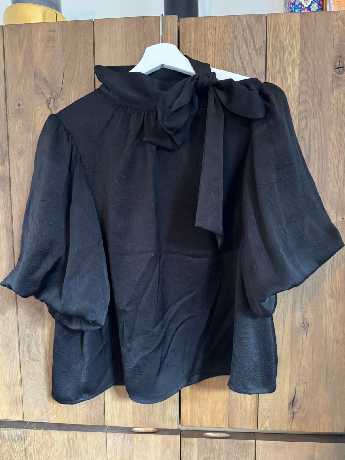Noëlla blouse/top met pofmouw en strik - Glanzend zwart, Ophalen of Verzenden, Zo goed als nieuw, Maat 42/44 (L), Zwart