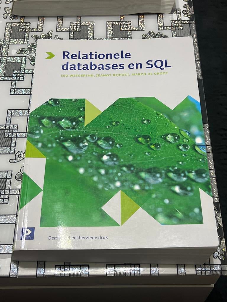 Relationele databases en SQL - Studieboek, Ophalen of Verzenden, Zo goed als nieuw, Programmeertaal of Theorie