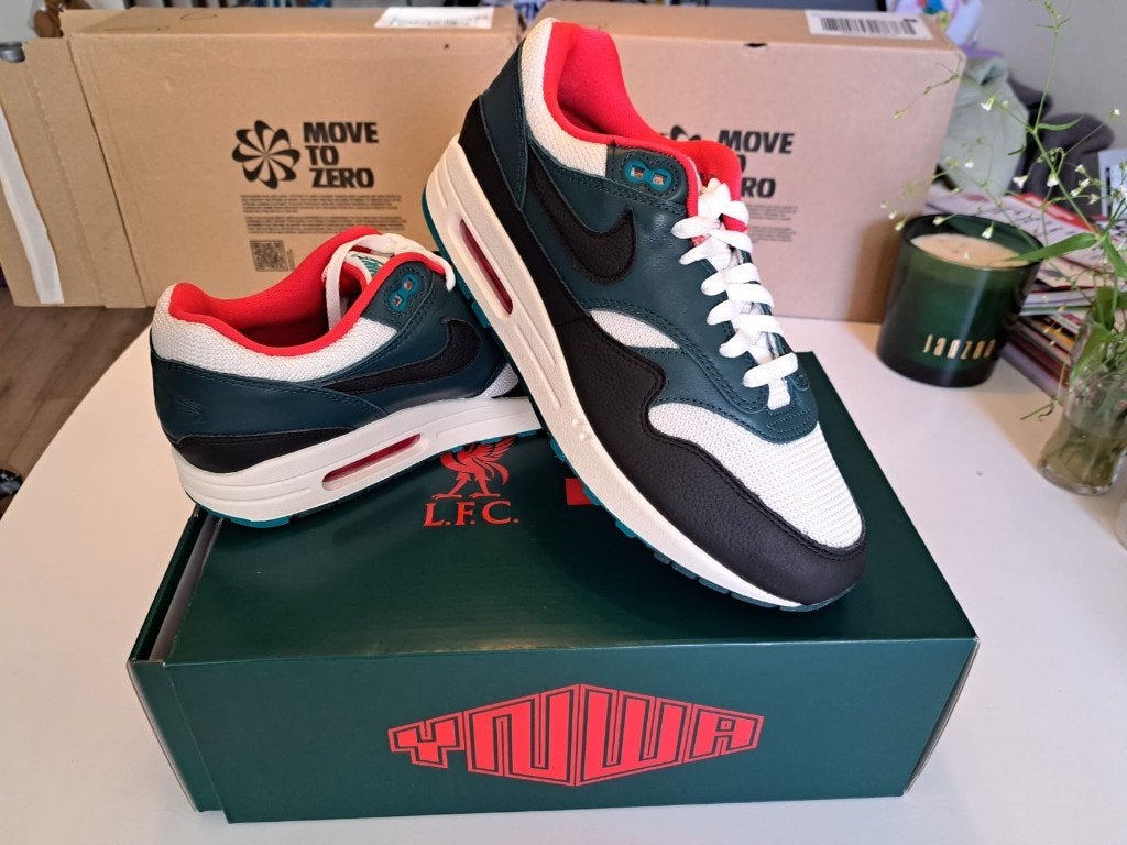 Nike Air Max 1 'Lebron James x Liverpool FC' maat 43, Overige kleuren, Nike, Nieuw, Ophalen of Verzenden
