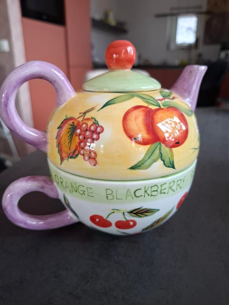 Theepot en kopje set met fruitdecoratie, Huis en Inrichting, Keuken | Servies, Keramiek, Ophalen of Verzenden, Zo goed als nieuw