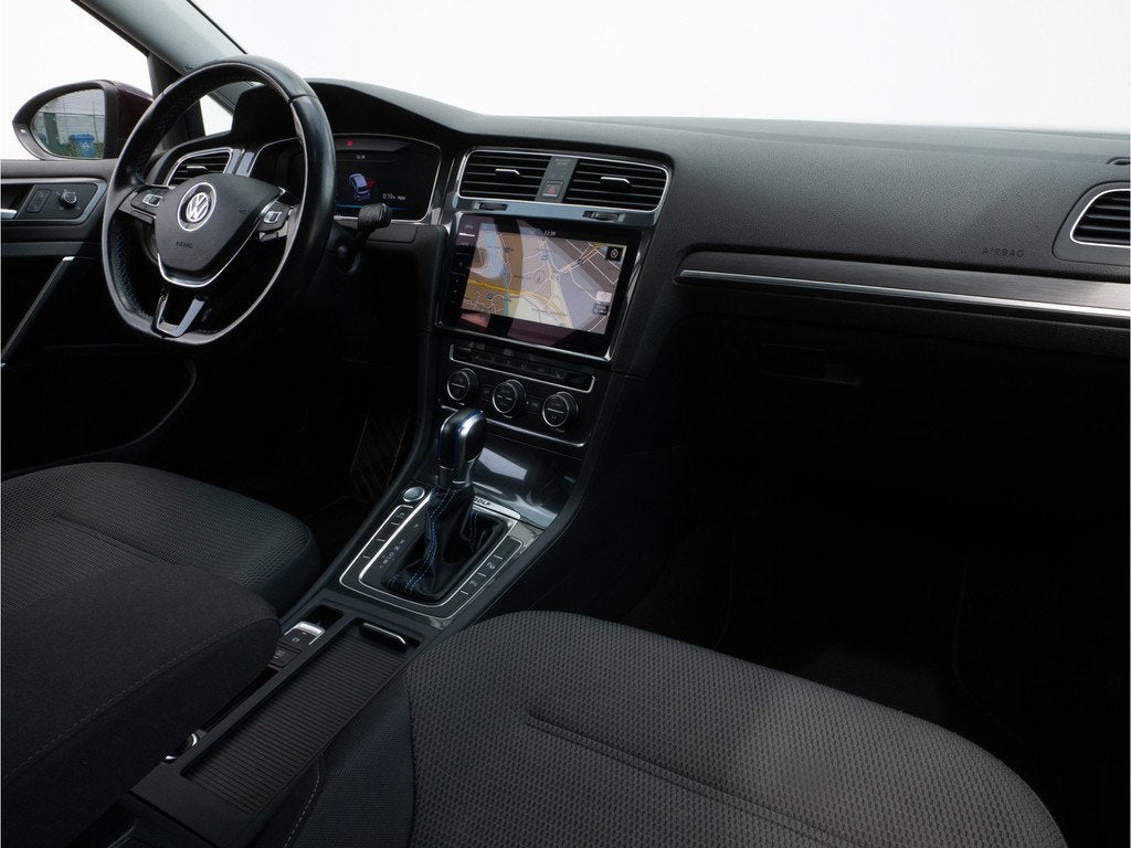 Volkswagen e-Golf e-Golf 136pk SOH 81% Virtual cockpit/ Warm, Auto's, Gebruikt, Zwart, 35 kWh, Met garantie (alle)