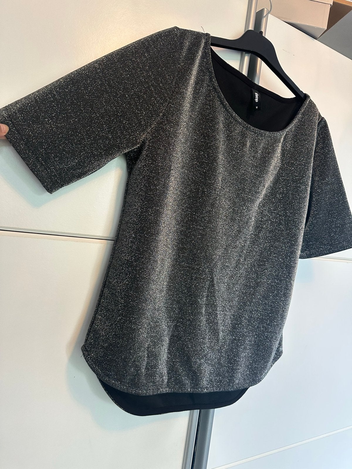 Feestelijk bloesje met glitter - Zilver/Zwart, Kleding | Dames, T-shirts, Maat 38/40 (M), Ophalen of Verzenden, Korte mouw, Grijs