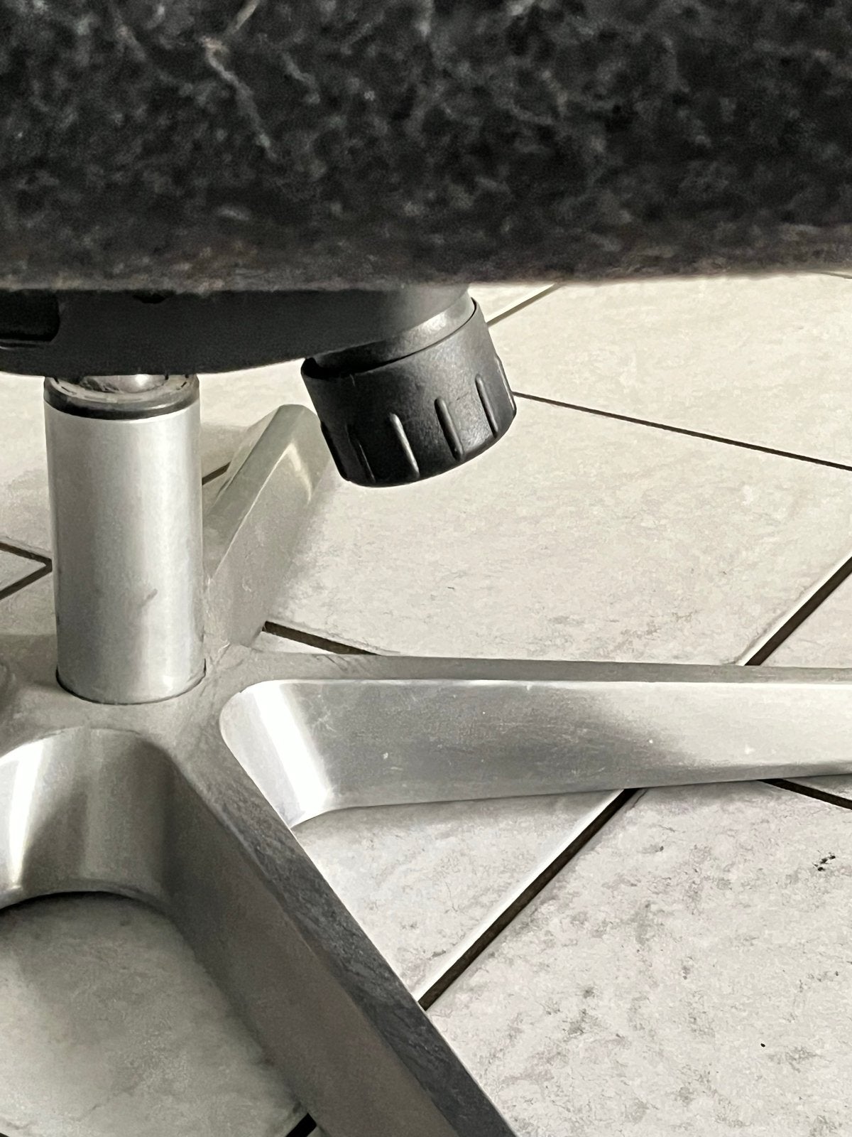 Comfortabele donkergrijze fauteuil met draaivoet, Ophalen, Gebruikt, Zwart, Eén