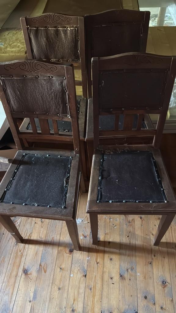 4 brocante houten stoelen met leren  zitting, Antiek en Kunst, Antiek | Meubels | Stoelen en Banken, Ophalen