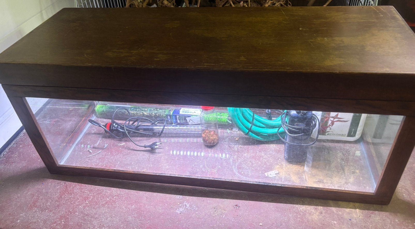 Uniek LED-aquarium 100 liter met eikenhouten ombouw 35€, Ophalen, Gebruikt, Inclusief deksel, Overige merken