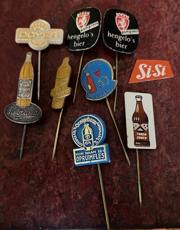 9 speldjes Doyer Siebrand RixOna Toren choco Oranjeboom, Verzamelen, Speldjes, Pins en Buttons, Ophalen of Verzenden, Zo goed als nieuw