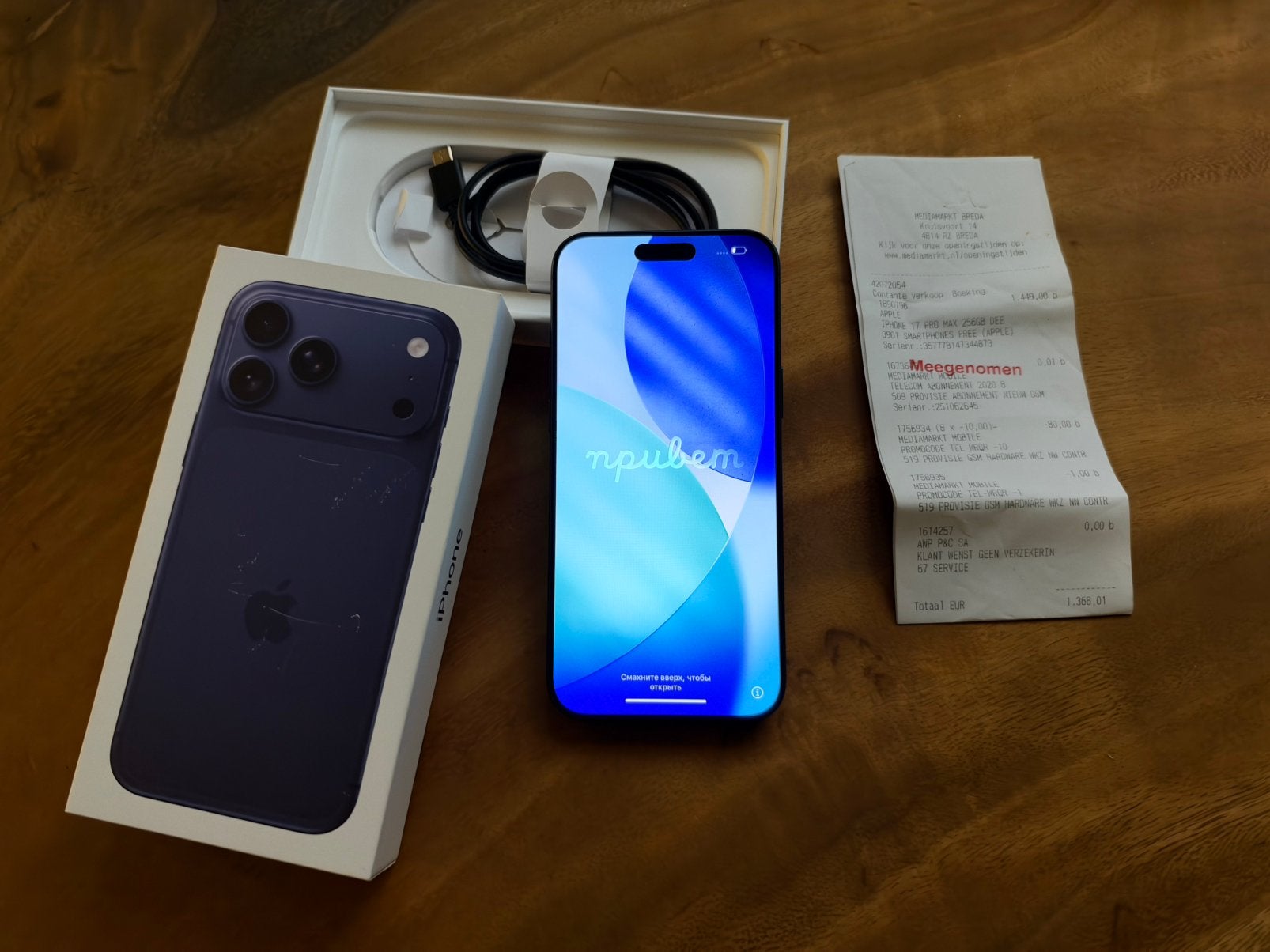 Foto 2 van Iphone pro max 17 deep blue 256GB/ 100% batterij