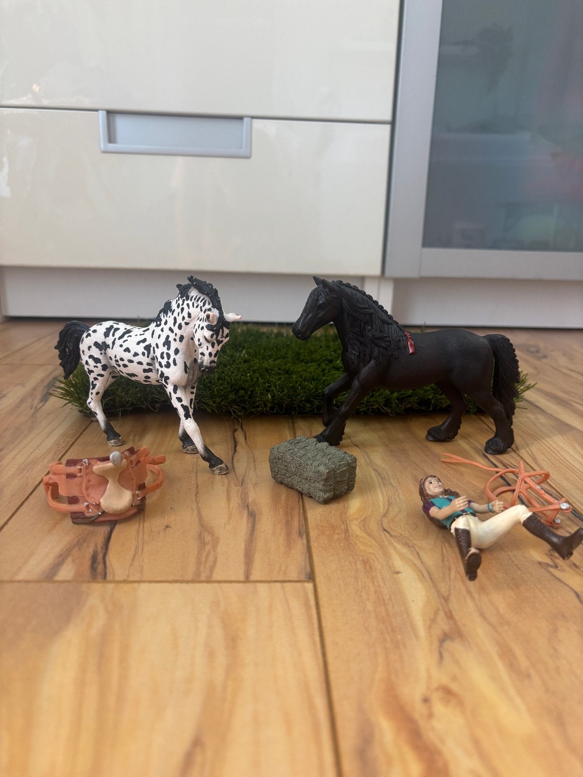 Schleich paarden set met accessoires en kunstgras, Ophalen of Verzenden, Gebruikt