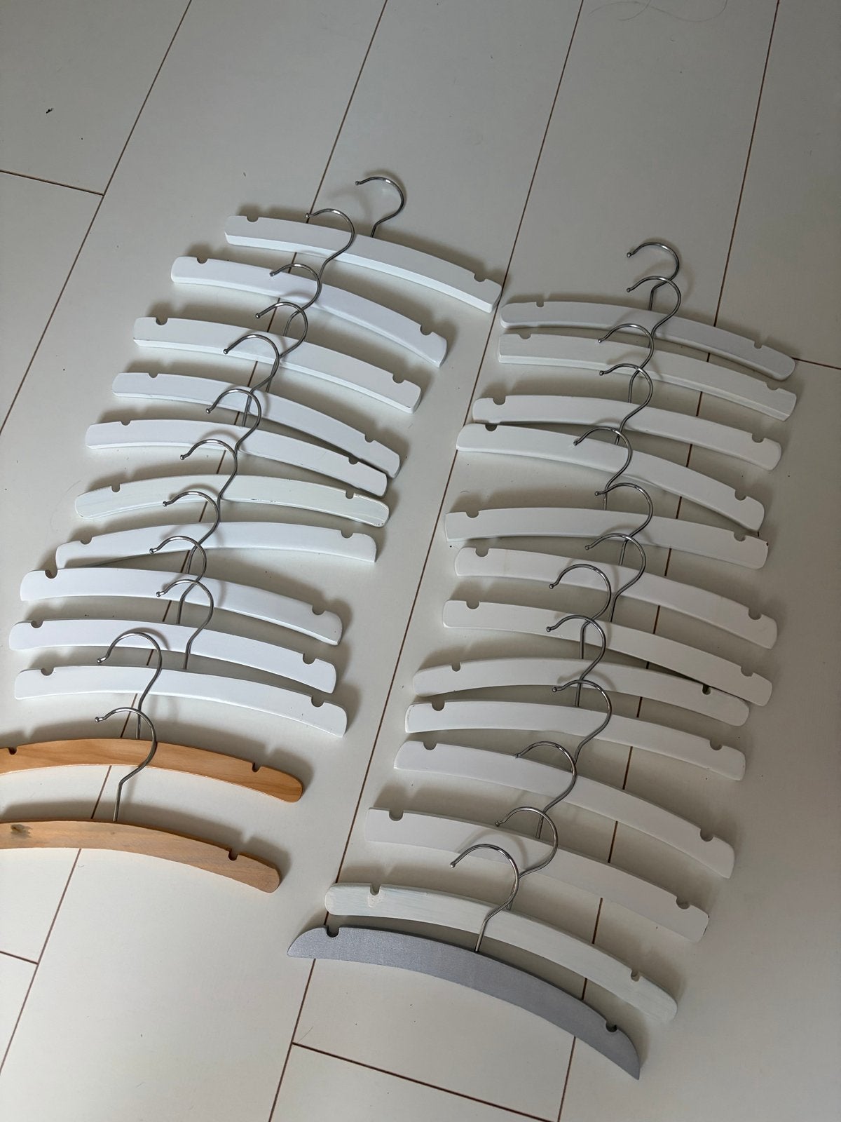 25 baby kledinghangers - wit en hout, Ophalen of Verzenden, Zo goed als nieuw
