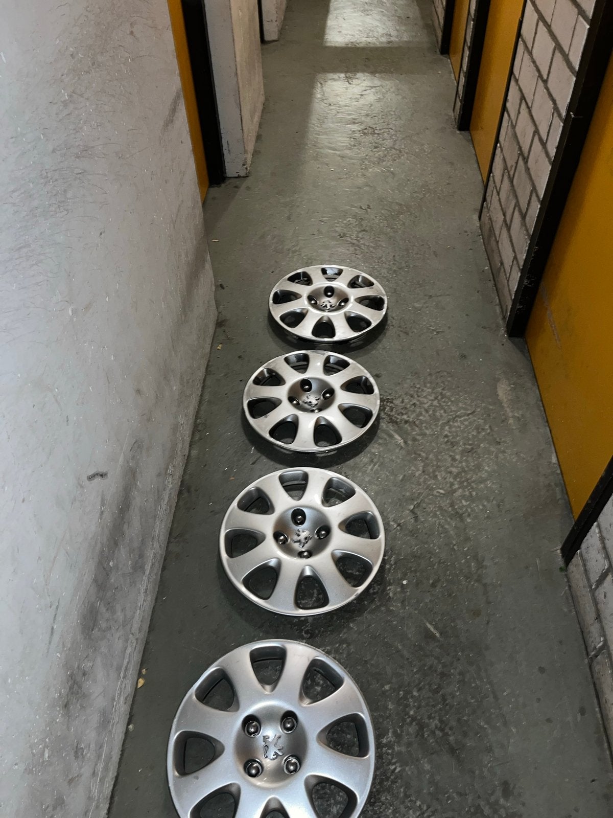 Peugeot wieldoppen set (4 stuks), Auto diversen, Wieldoppen, Ophalen, Gebruikt