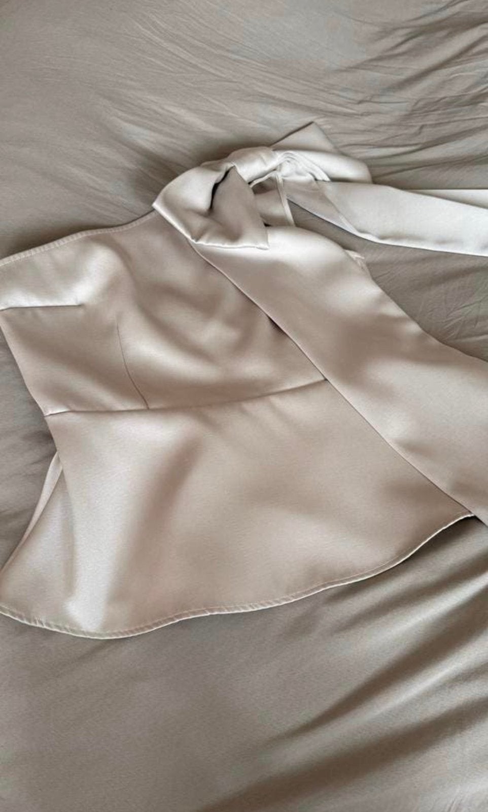 One shoulder Peplum top met grote strik in champagne kleur, Maat 38/40 (M), Beige, Ophalen of Verzenden, Zo goed als nieuw