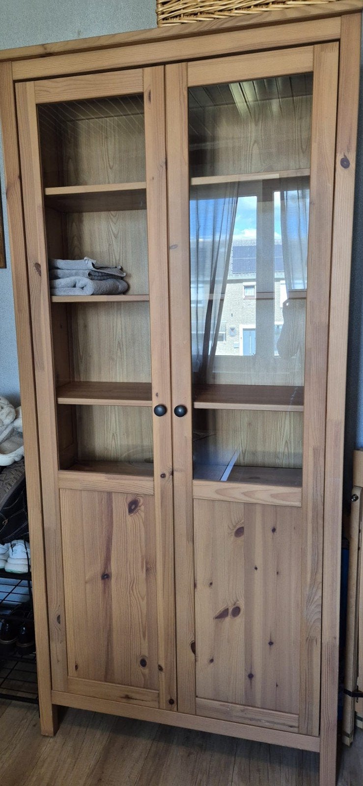 Houten vitrinekast met glazen deuren en planken, Huis en Inrichting, Ophalen, Glas, 50 tot 100 cm, Klassiek, Landelijk
