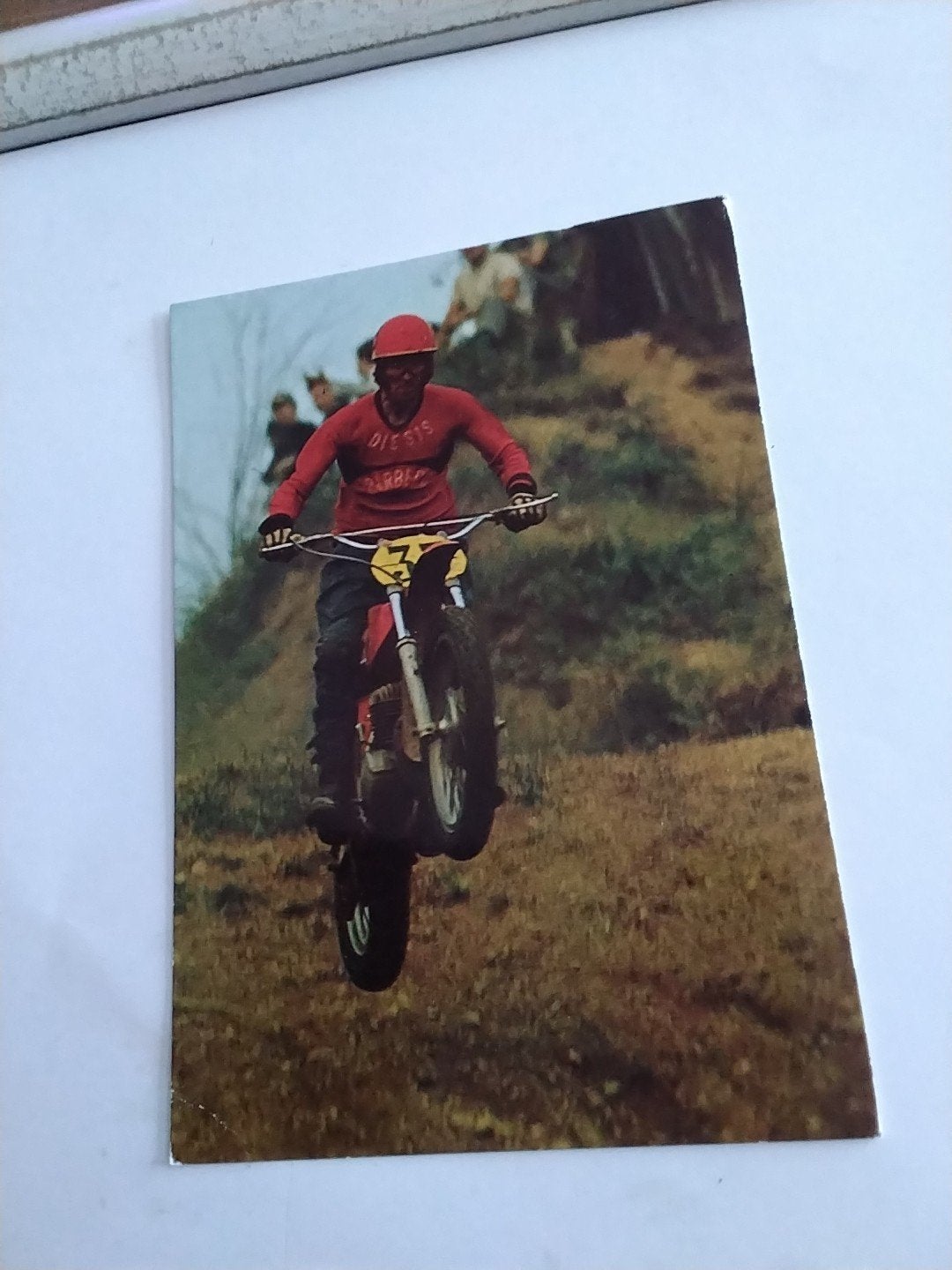 Oude ansichtkaart motorcrosser op crossmotor, Ophalen of Verzenden, 1960 tot 1980, Gelopen