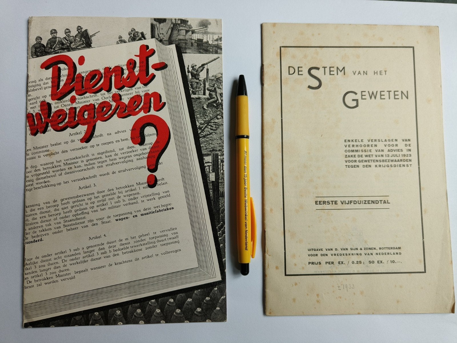2 X BOEKJES OVER DIENSTWEIGERAARS, 1933, Ophalen of Verzenden, Gelezen