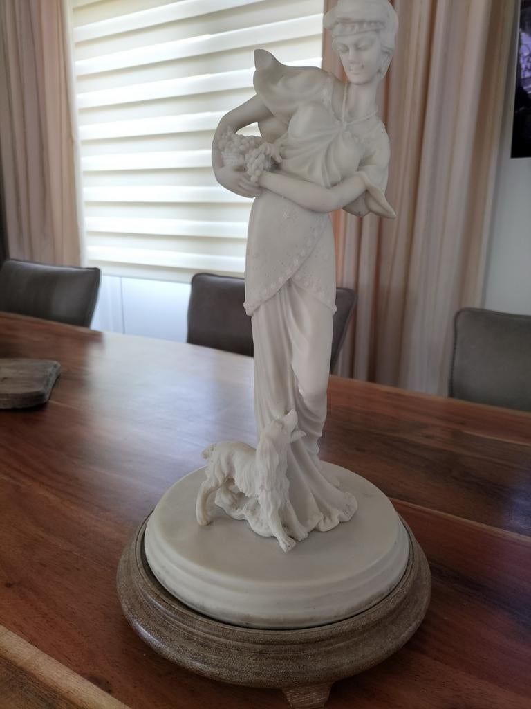 Prachtig antiek beeld van vrouw met lam en druiven, Verzamelen, Beelden en Beeldjes, Ophalen of Verzenden