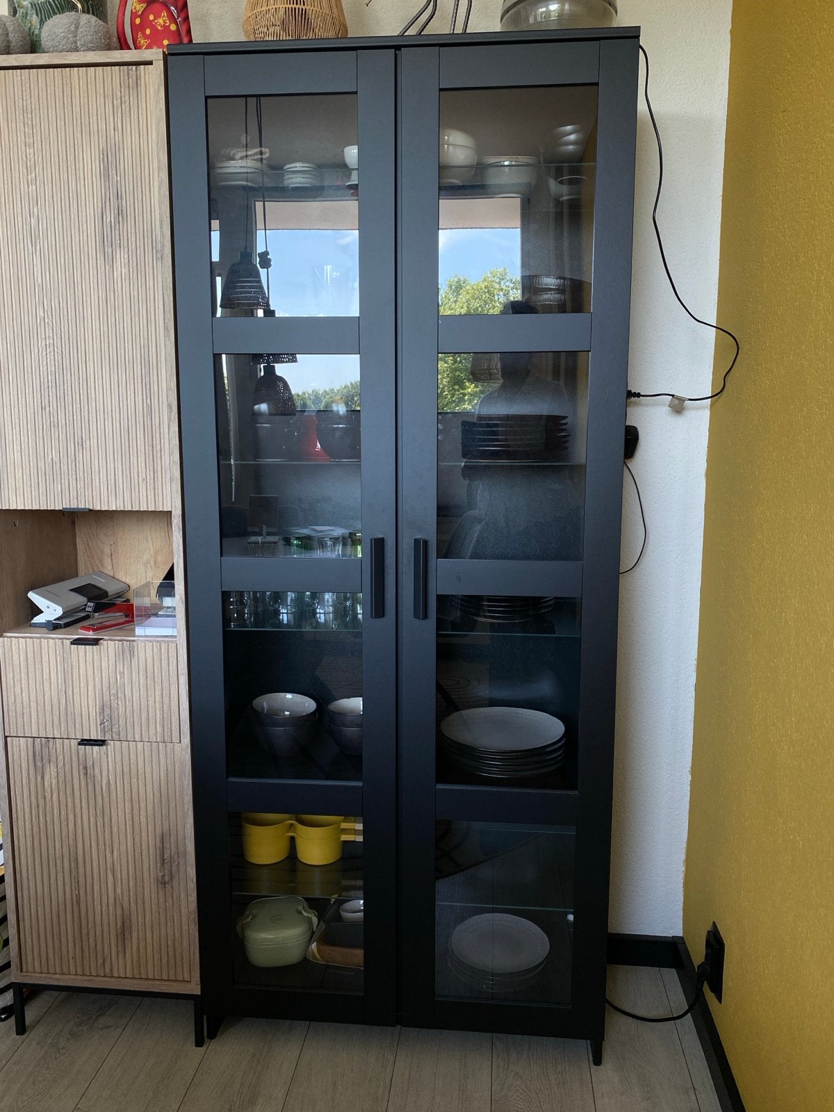 Zwarte IKEA Vitrinekast met Glasplaten - Z.g.a.n., Ophalen, Met plank(en), 25 tot 50 cm, Glas
