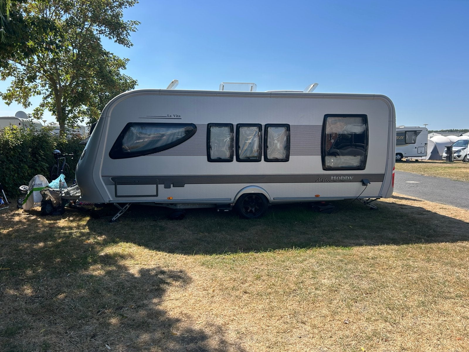 Hobby La Vita KMFE,Stapelbed/Douche/Mover, Rondzit, Hobby, Omvormbare zithoek, Bedrijf