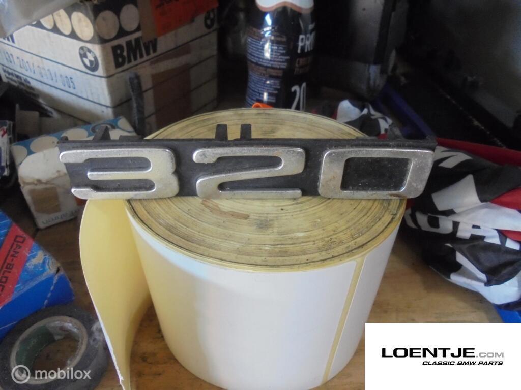 Embleem logo bmw 320 voor in de grill e21 e30, Auto-onderdelen, Gebruikt, Ophalen of Verzenden, BMW, BMW