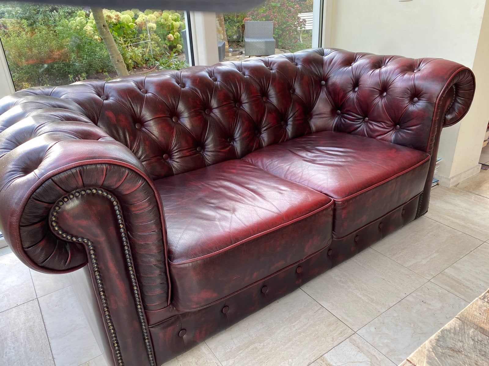 Chesterfield 2-zitsbank in bordeauxrood leer, Huis en Inrichting, Ophalen, Gebruikt, 150 tot 200 cm, Chesterfield
